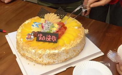 康盈门窗12月15日温馨举办员工生日晚会